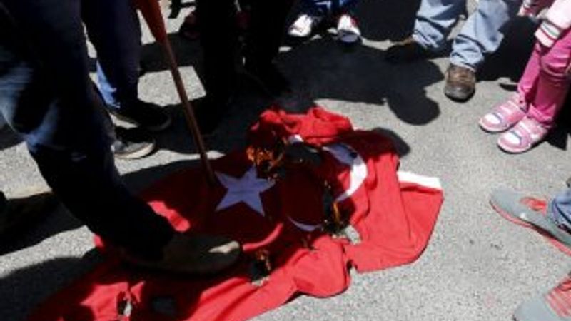 Ermeniler Kudüs'te Türk bayrağını yaktı