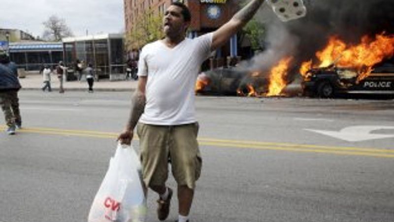 Baltimore'da marketler yağmalandı