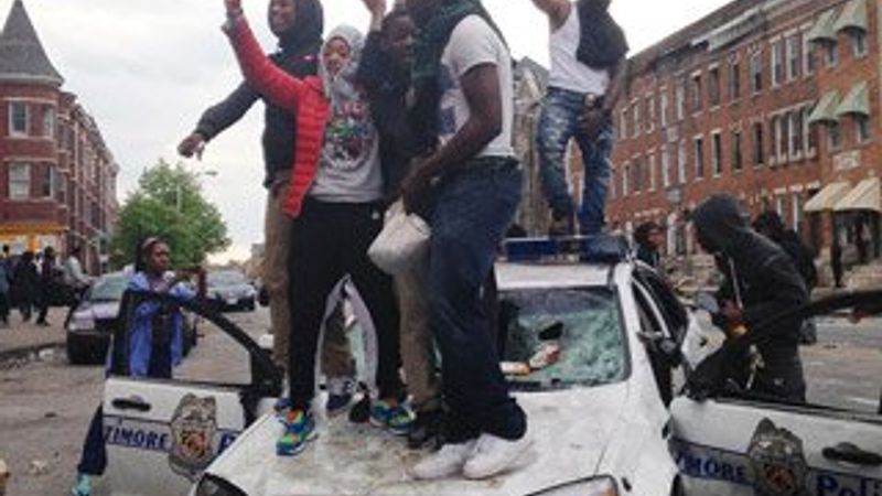 ABD'de siyahi gencin cenazesinde olaylar çıktı - İzle