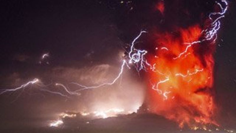 Calbuco Yanardağı milyonlarca metreküp kül püskürttü