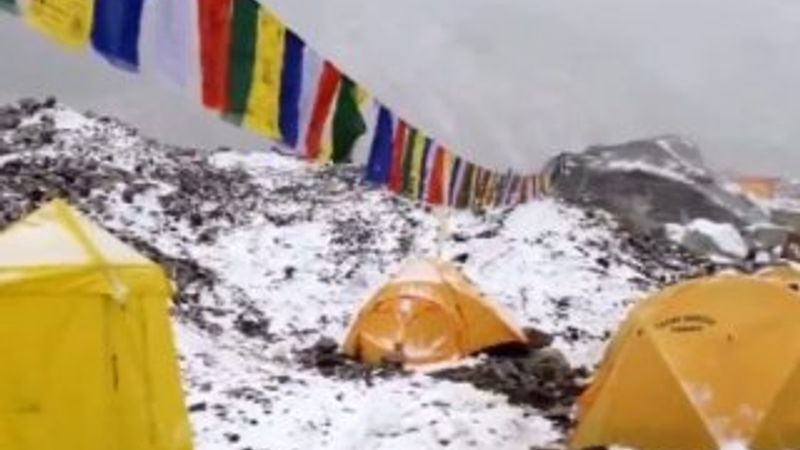 Nepal'de deprem sonrası yine çığ düştü