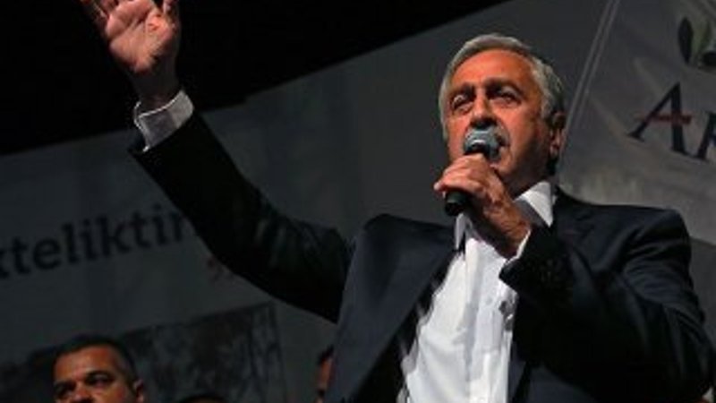 Mustafa Akıncı mazbatasını aldı