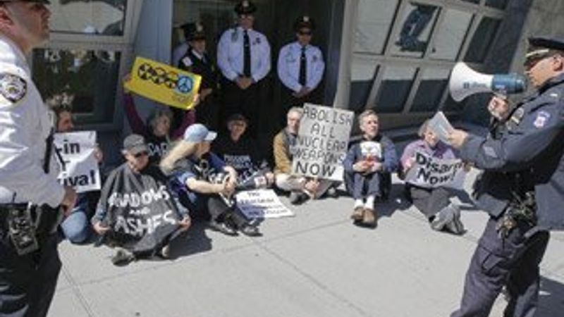 BM önünde nükleer silah karşıtı gösteri
