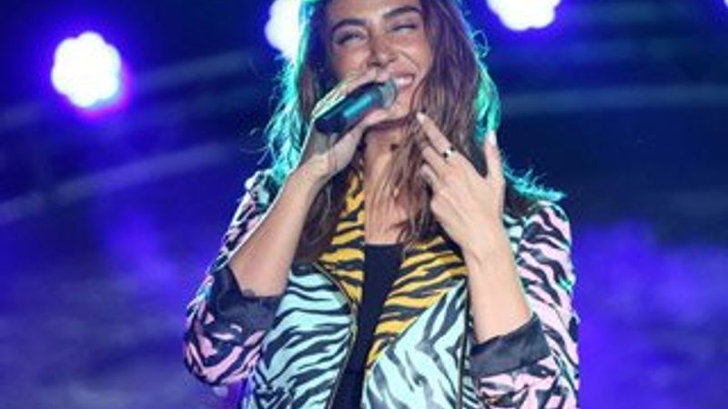 Sıla Mersin'de gençleri coşturdu - İzle