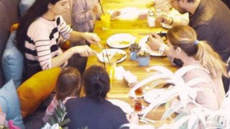 Tuba Büyüküstün ailece kahvaltıda