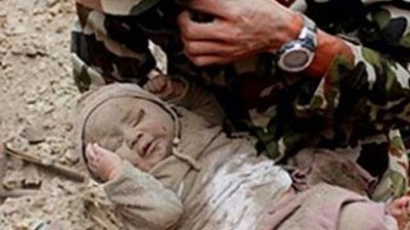 Nepal'deki deprem enkazından bir bebek sağ çıkarıldı