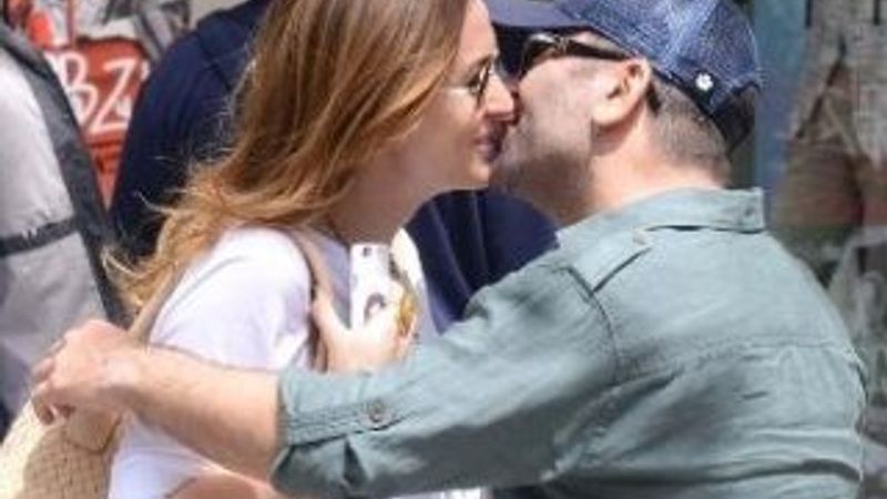 Ceyda Düvenci sevgilisiyle sokak ortasında öpüştü