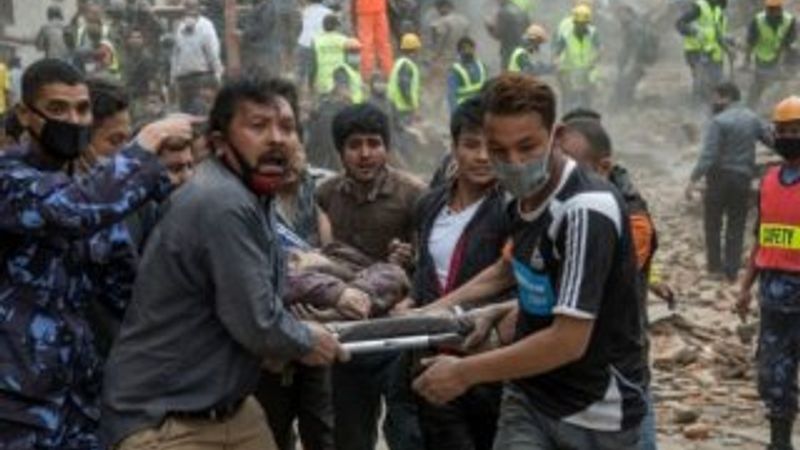 Nepal'de 8 gün sonra 3 kişi enkazdan sağ çıkarıldı