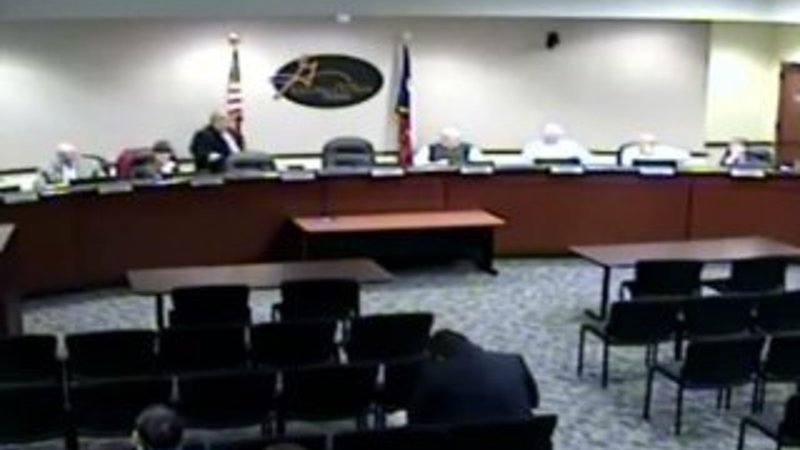 Texas'ta belediye meclis üyesi mikrofonla tuvalete gitti