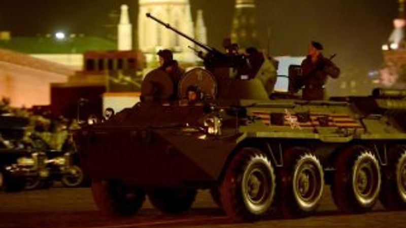 Rus tankları Kızıl Meydan'a indi