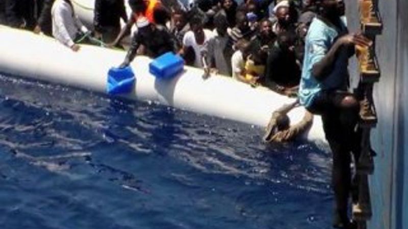 Akdeniz'de göçmenler hayatta kalmak için birbirini ezdi