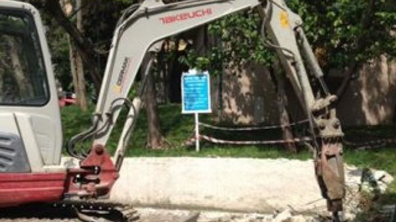 CHP'li belediye Abbasağa'ya iş makinesiyle girdi