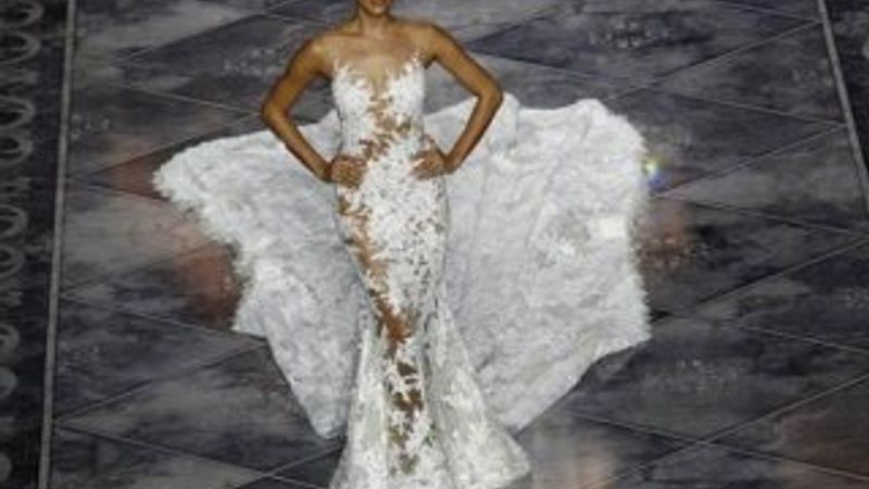 Irina Shayk şeffaf gelinlikle podyumda