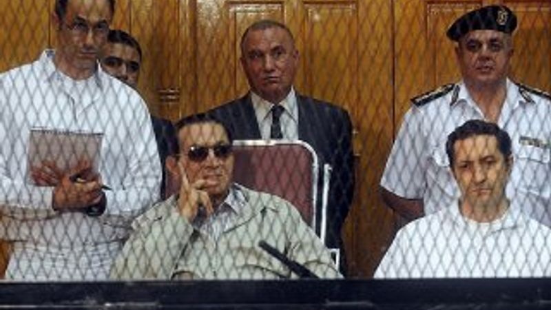 Mübarek ve oğullarına 3 yıl hapis