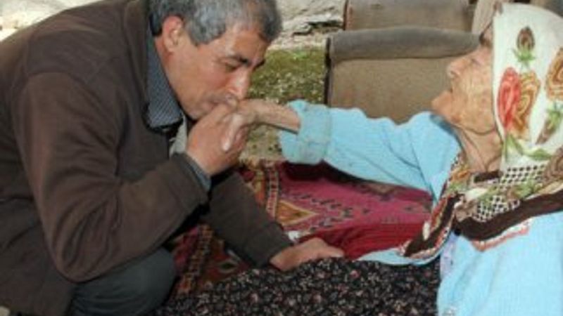 Adanalı adam yaşlı annesine bakabilmek için hiç evlenmedi