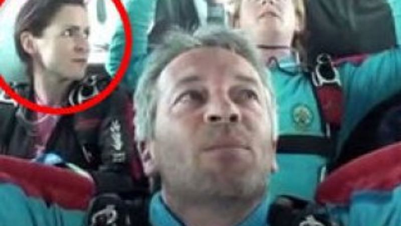 Kocasının paraşütünü kestiği İngiliz eğitmen yere çakıldı