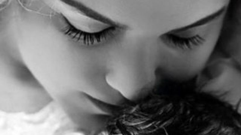 Ece Erken bebeğini gösterdi