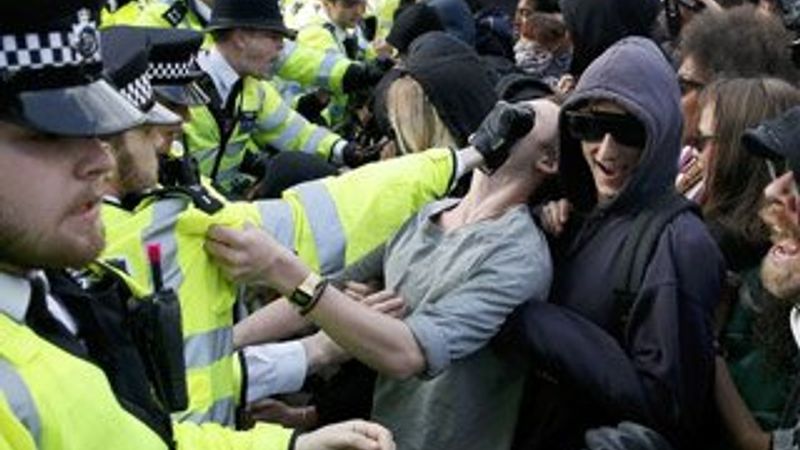 İngiltere'de muhalefet protestolarında arbede