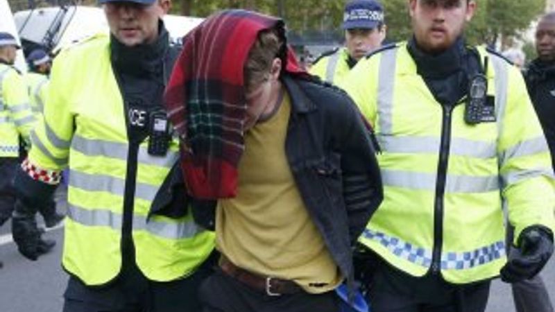 İngiltere polisi seçimi protesto edenlere müdahale etti