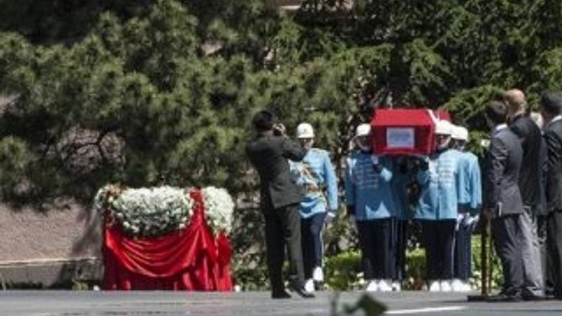 Kenan Evren'in cenazesinde dikkat çeken çelenk