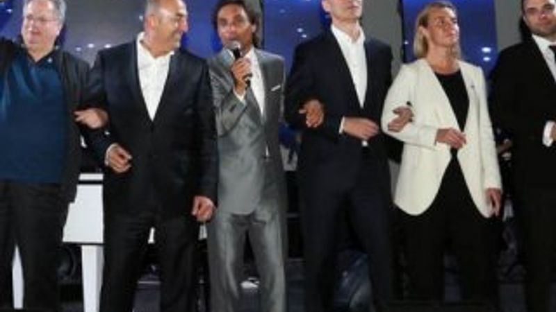 Antalya'da NATO toplantısında şarkı söylediler