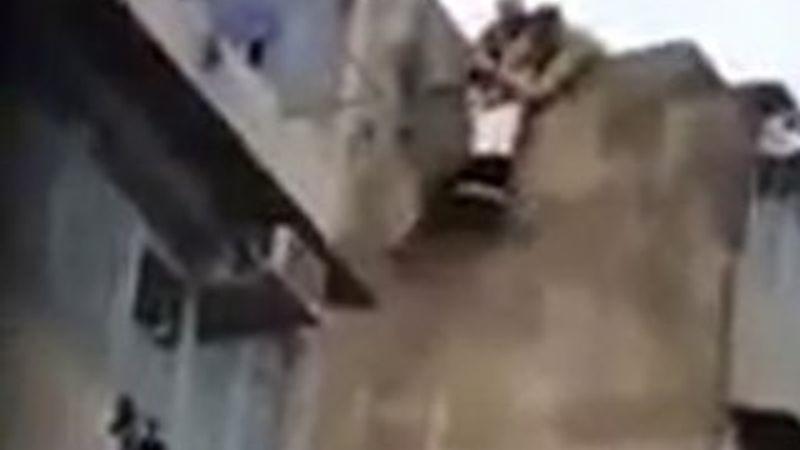 İntihar etmek isteyen kadını havada yakaladı