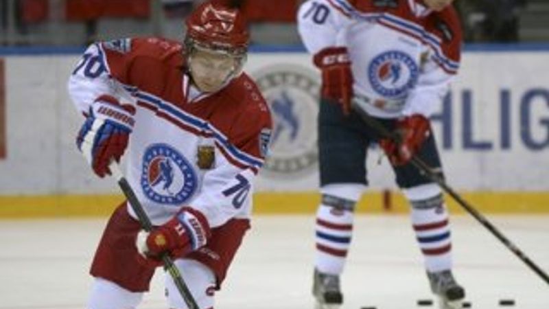 Rusya Devlet Başkanı Putin hokey oynadı