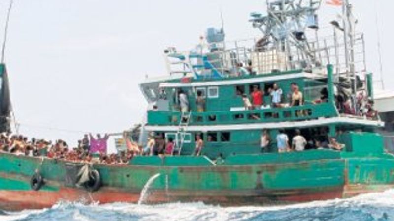 Teknede aç susuz kalan mülteciler birbirlerini öldürdüler