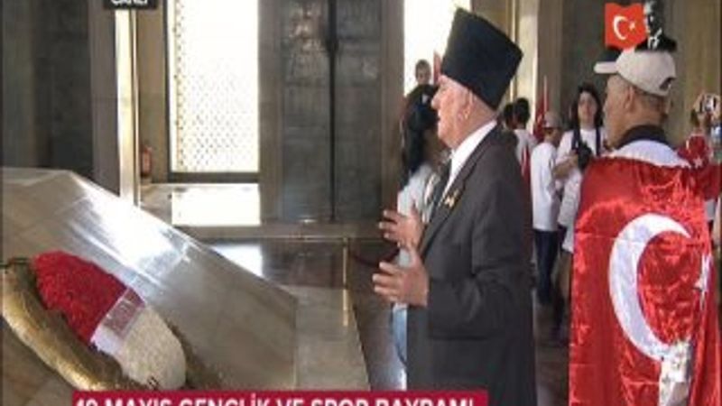 Gazi'nin Atatürk'ün mozolesindeki duygusal anları