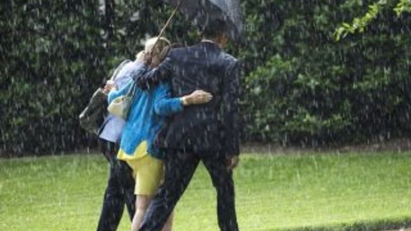 Obama’dan şemsiye jesti