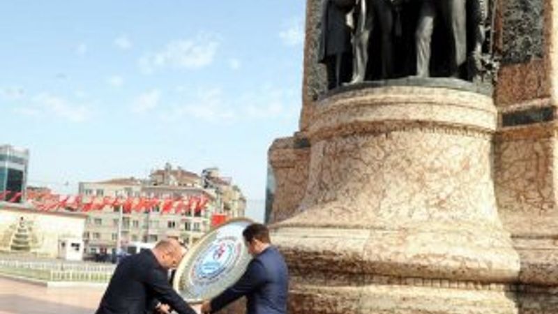 Taksim’deki Cumhuriyet Anıtı’na çelenk bırakıldı