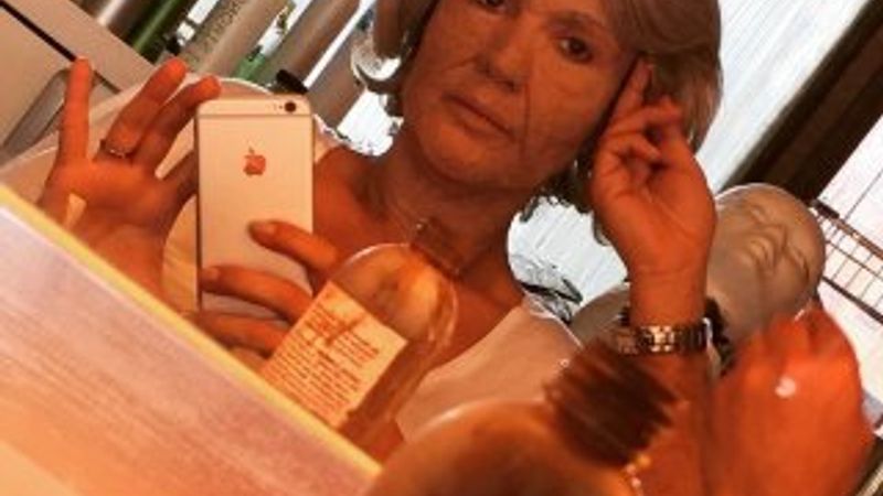 Gülben Ergen yaşlılık makyajı yaptırdı