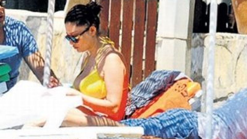 Nurgül Yeşilçay tatile sevgilisi ve oğluyla gitti