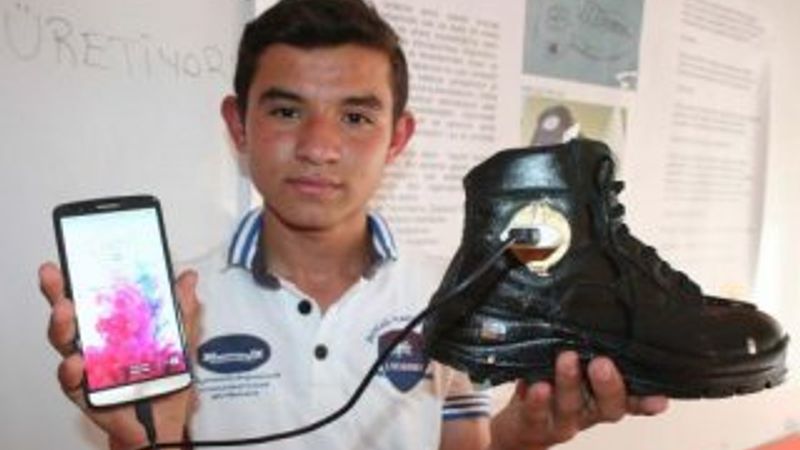 Mersinli çocuk yürürken telefon şarj eden bot yaptı