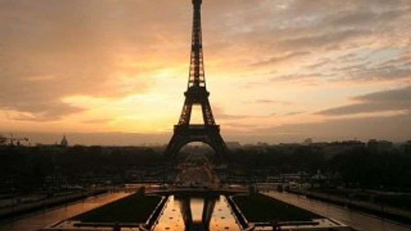 Eyfel Kulesi'nde eylem