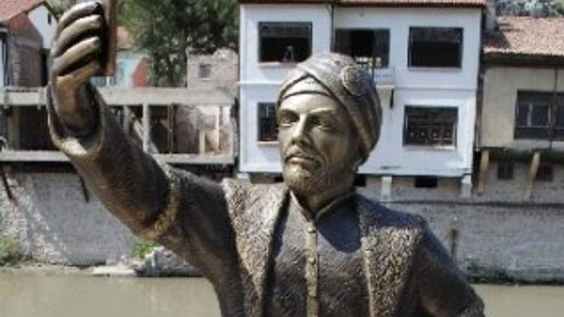 Amasya'daki selfie çeken heykele yeni telefon