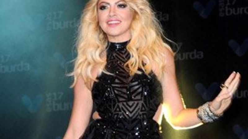 Hadise'den Çanakkale konserinde ezana saygı İZLE