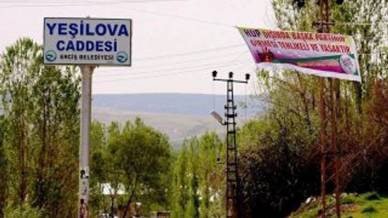 Van'da kanlı musluk afişlerinin yerine tehdit afişleri