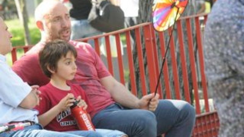 Halit Ergenç ve ailesi Bebek'te piknik yaptı