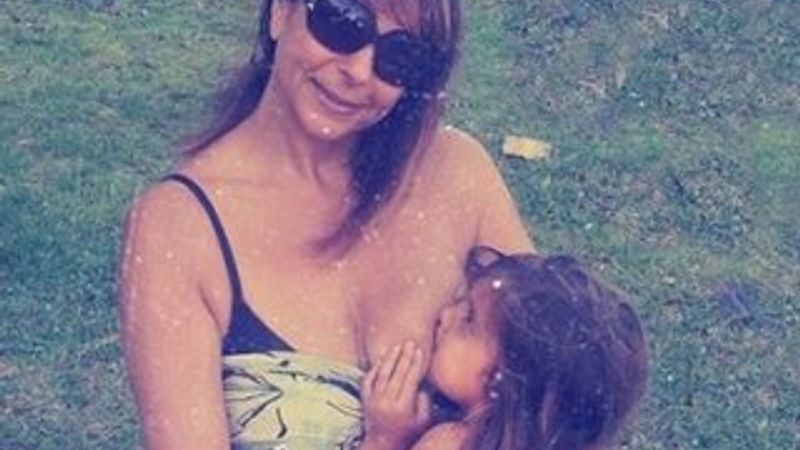 Avustralyalı anne 6 yaşındaki kızını emziriyor