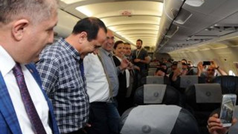 THY'nin Hakkari'ye ilk seferi türkülü halaylı oldu