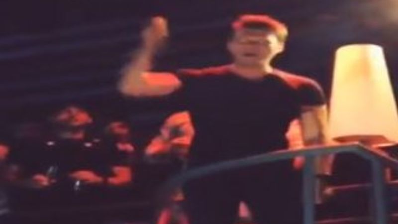 Kıvanç Tatlıtuğ Reina'da üçlü çektirdi