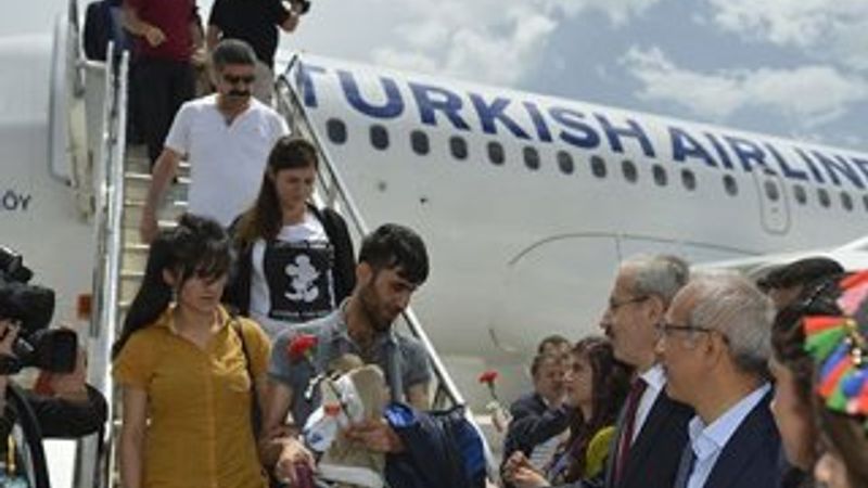 Yüksekova Havalimanı'nda ilk yolcu uçağı indi