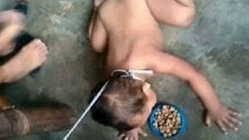 Filipinli kadın çocuğuna tasma takıp köpek maması yedirdi