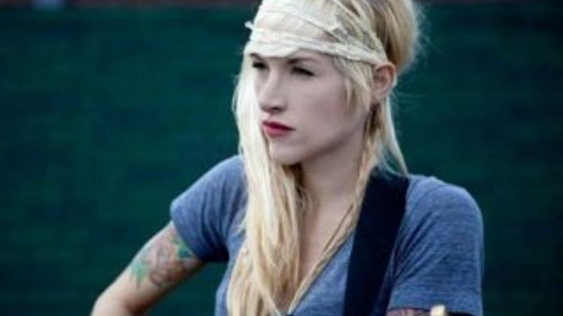 Kanadalı şarkıcı Sarah Blackwood uçaktan atıldı