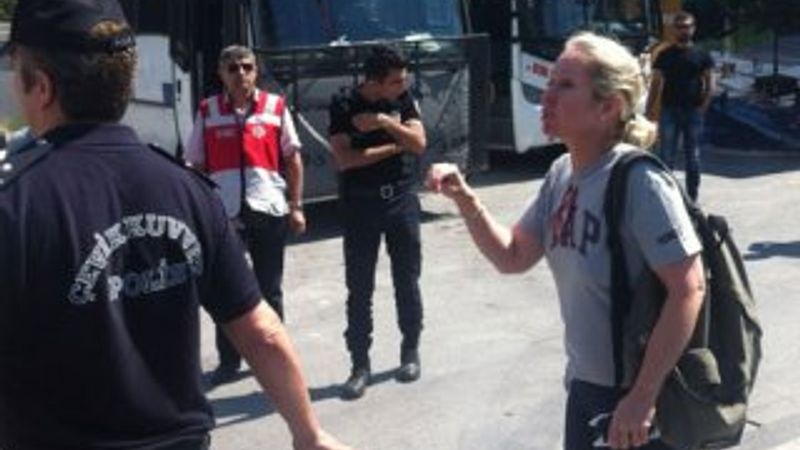 Spora gitmek isteyen kadın polisi çileden çıkardı