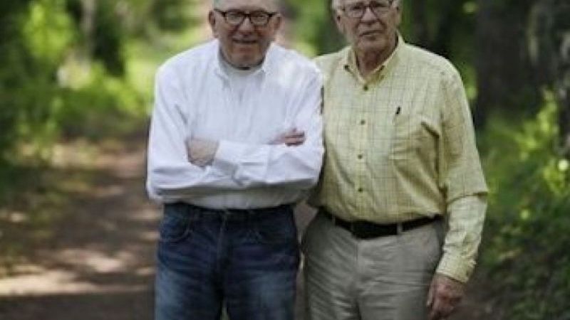 50 yıldır birlikte olan eşcinsel çift evlendi