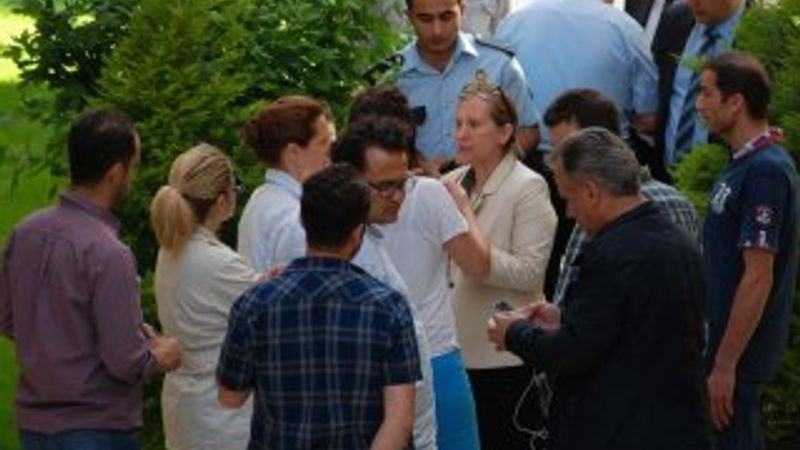 Kadıköy'de AK Partili vekili binaya sokmadılar