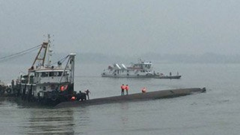 Çin'de 458 kişiyi taşıyan gemi battı