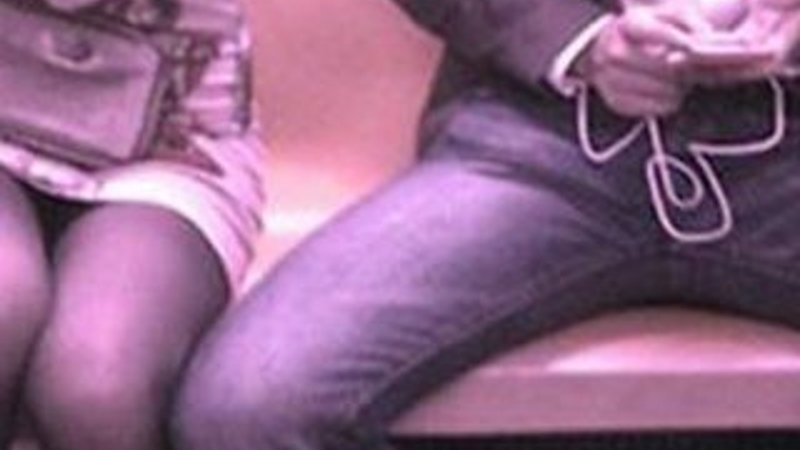 New York'ta bacaklarını toplamadan oturanlara gözaltı